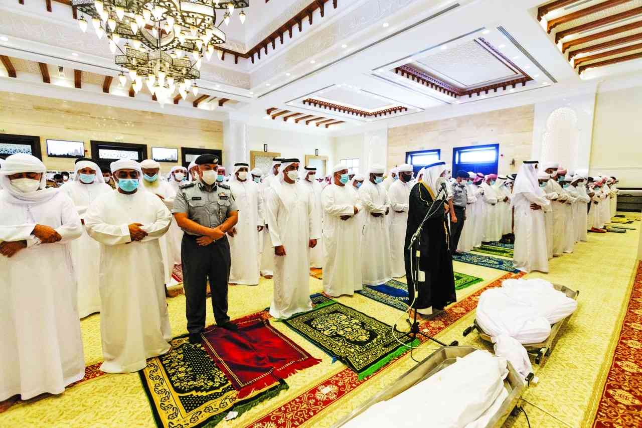 "سموه خلال أداء صلاة الجنازة على جثمان ناصر الراشدي | تصوير: سيف الكعبي"