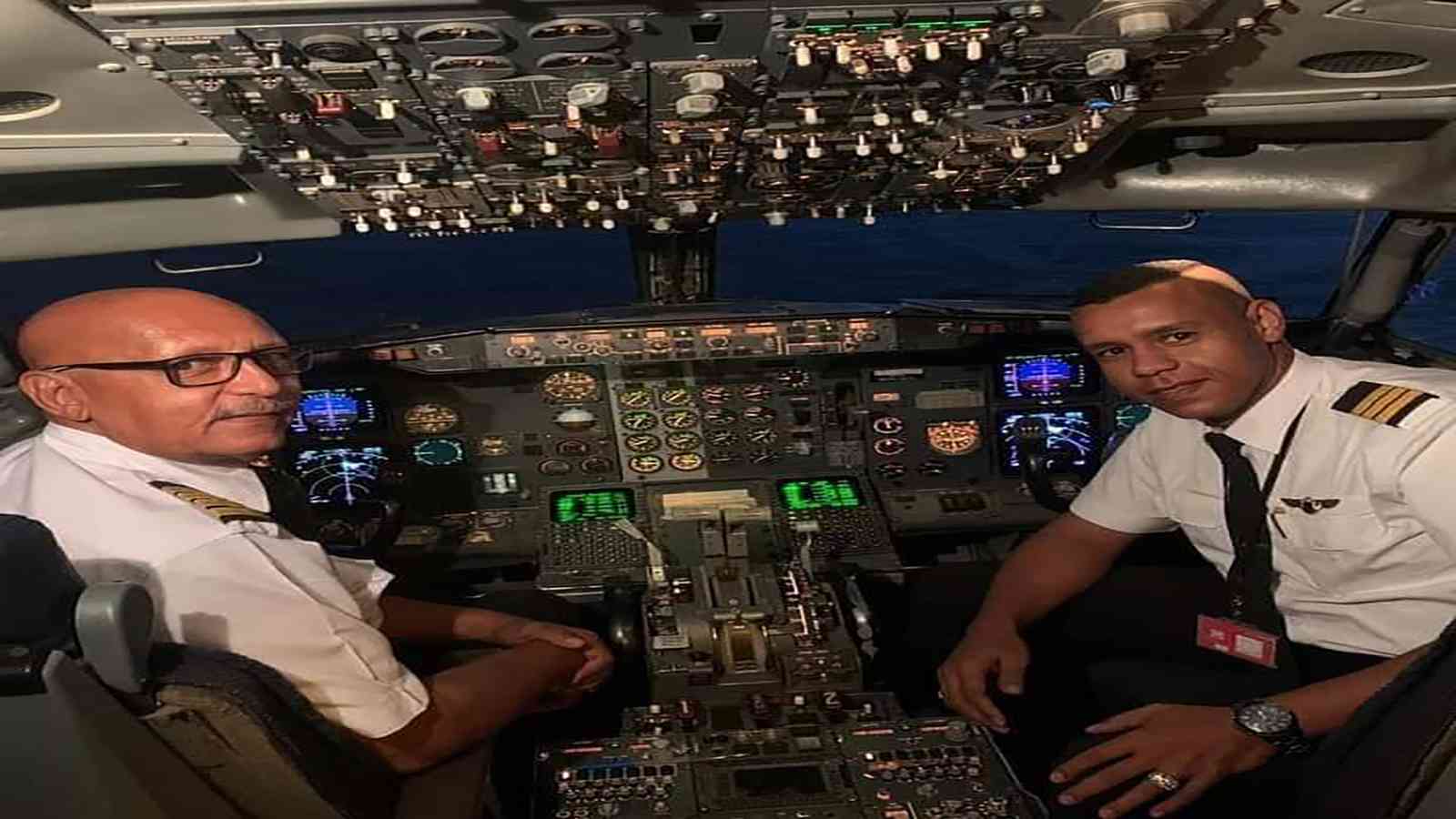 رحلة مميزة.. أب وابنه يقودان طائرة تجارية لشركة سودانية