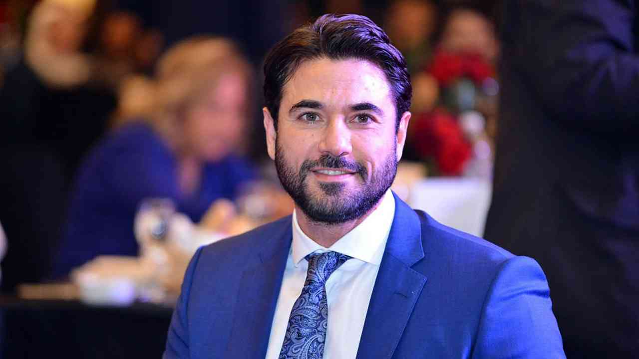 شاب يطلب مالاً من أحمد عز.. وموقف مفاجئ للنجم المصري "فيديو"