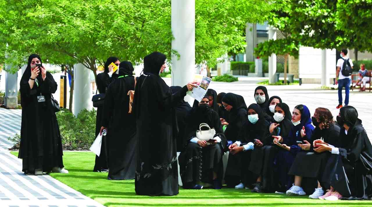 "» طالبات في زيارة لأجنحة المعرض"