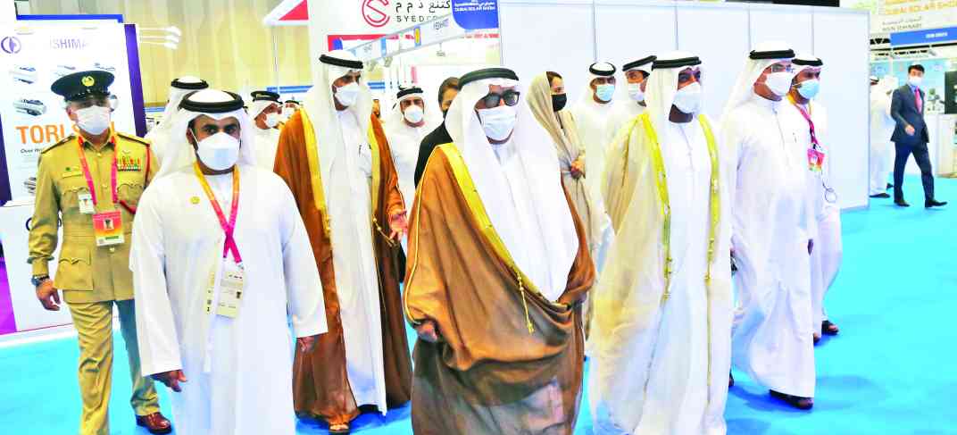 "» أحمد بن سعيد يرافقه ضاحي خلفان وسعيد الطاير وعدد من المسؤولين خلال تفقد أجنحة الشركات | من المصدر"
