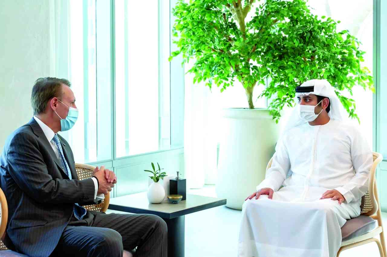 "مكتوم بن محمد خلال لقائه سكوت برايس | تصوير: سيف محمد"