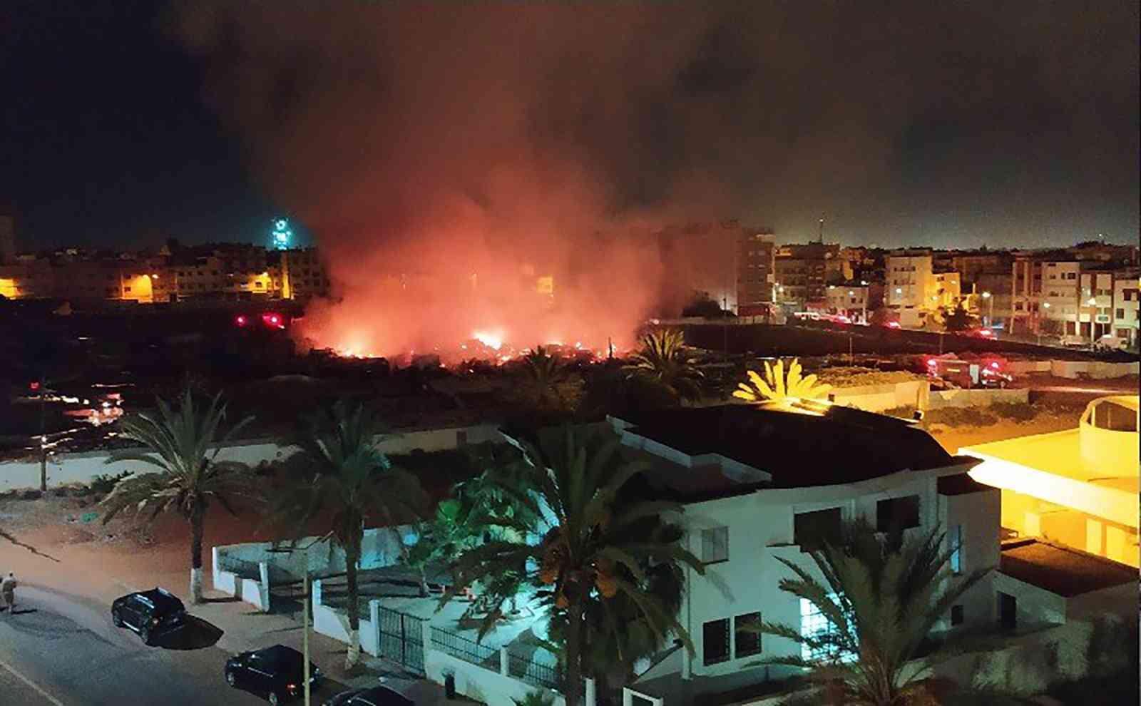 اندلاع حريق مهول بسوق في مدينة سلا المغربية.. فيديو