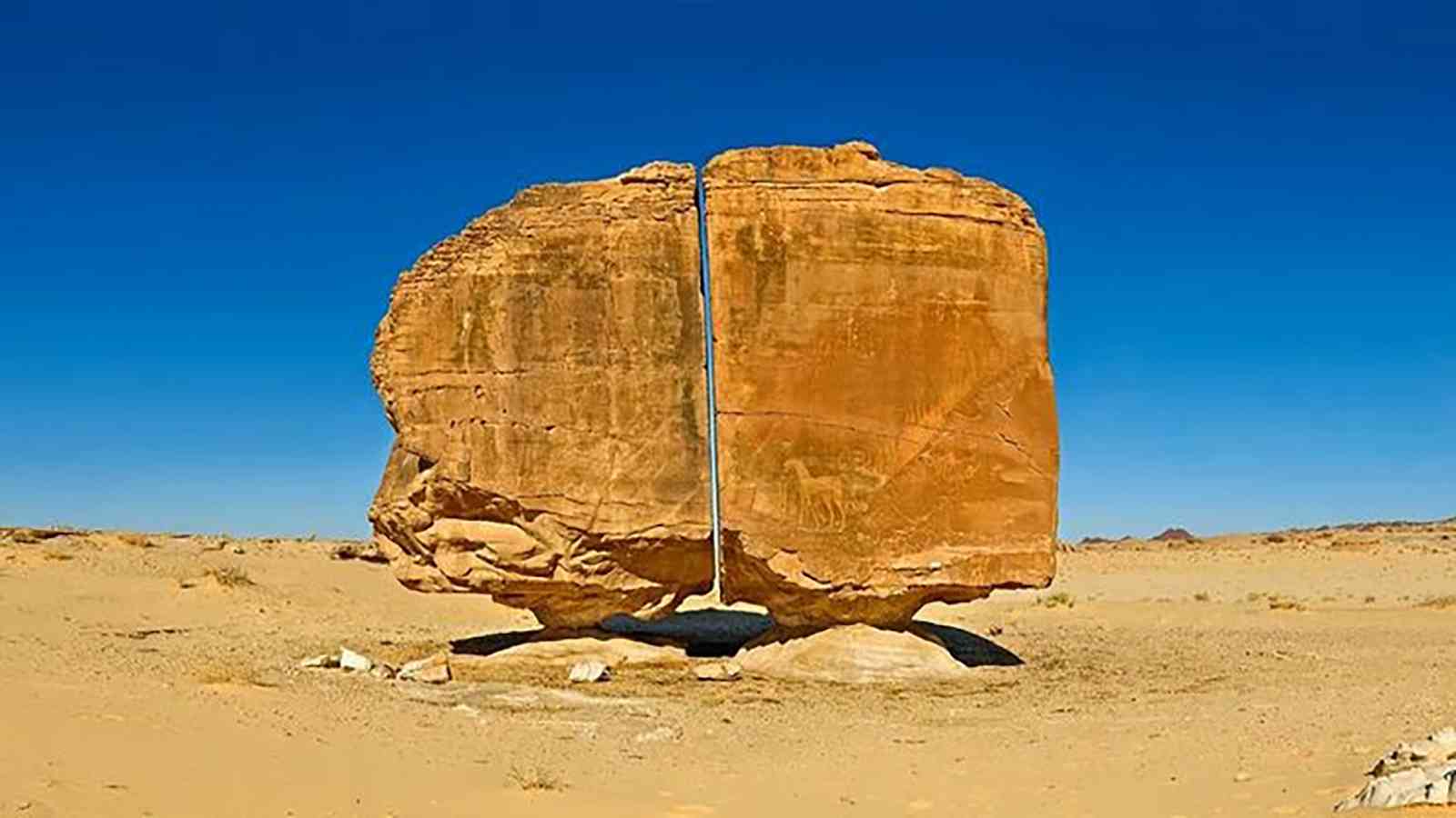 الصخرة الضخمة المقطوعة في السعودية تحدث "جلبة" على الإنترنت