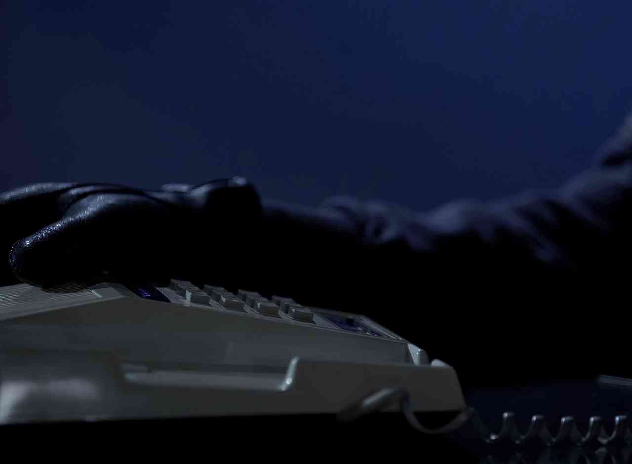 مكالمة لتوفير خادمة تنتهي بسرقة مليونين و250 ألف درهم