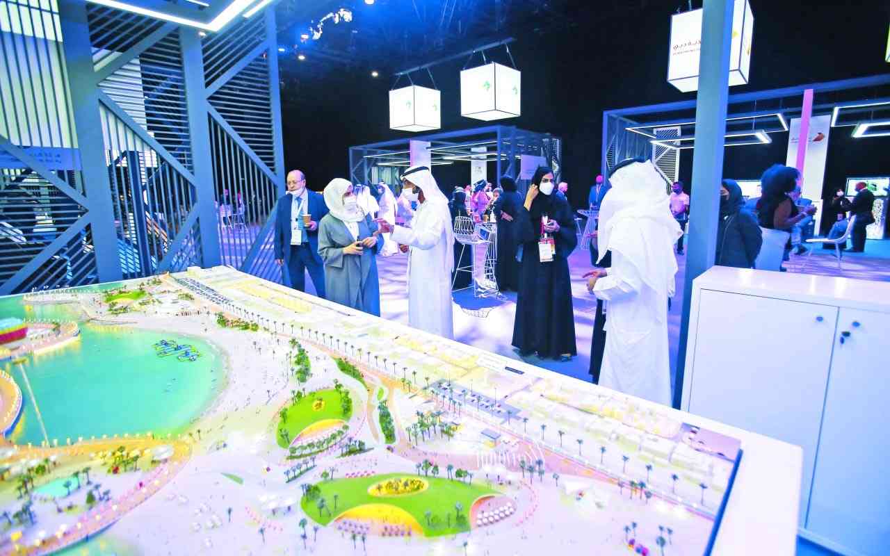 "متابعات ومناقشات مستمرة من المشاركين في المؤتمر حول المشاريع المشتركة مشاركة فعالة من بلدية دبي في المؤتمر"