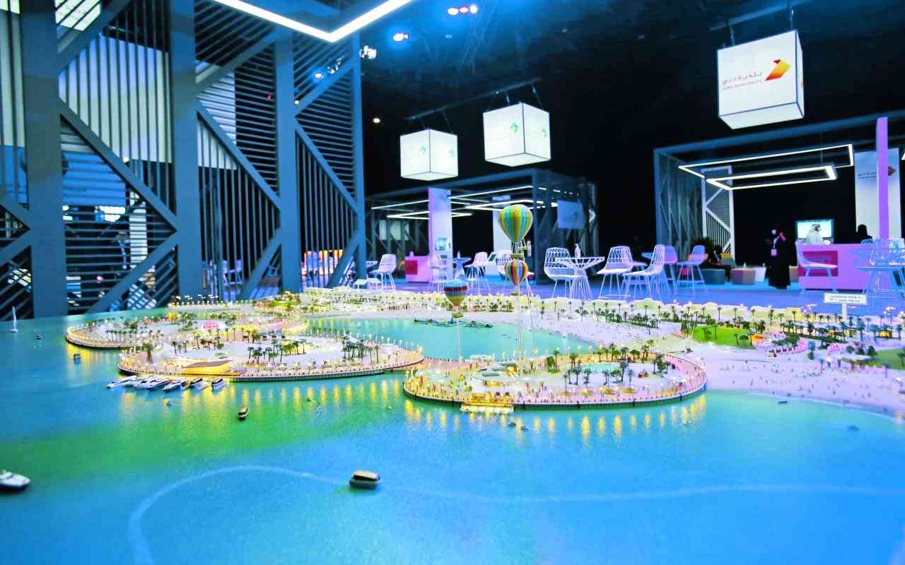 "تصميم مشروع «ممشى شاطئ الغروب» خلال عرضه على هامش المؤتمر أمس في «إكسبو» | تصوير: غلام كاركر"