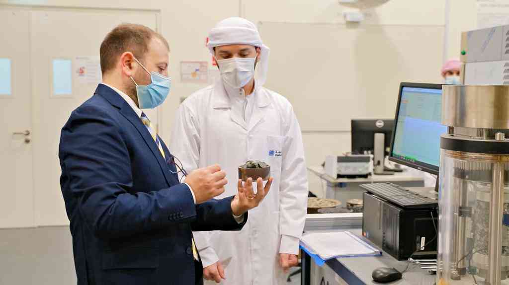 باحثون في جامعة خليفة يطورون خليطاً أسفلتياً غير مكلف اقتصاديًا