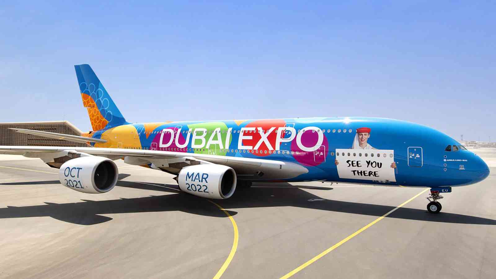طلعتان في أجواء دبي على ارتفاع منخفض لطائرة الإمارات A380 بالكسوة الزرقاء