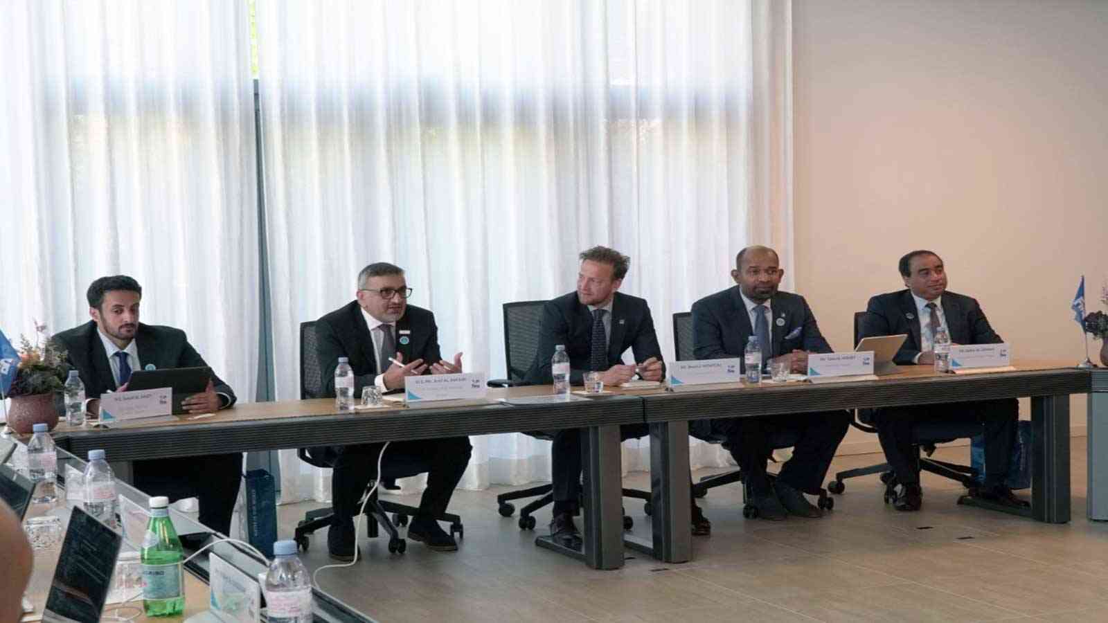 "أبوظبي الرياضي" يناقش مع الاتحاد الدولي للسباحة تحضيراته لبطولة العالم