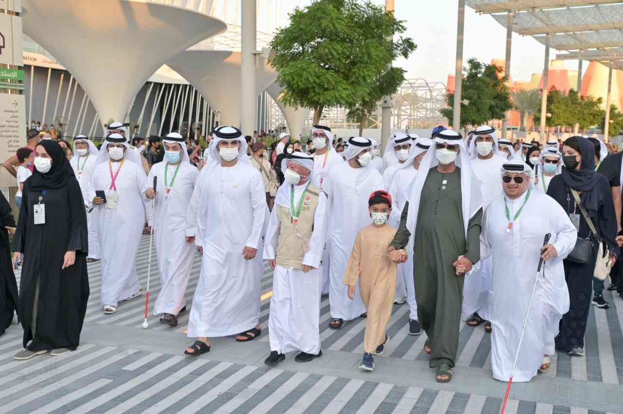 منصور بن محمد بن راشد يتقدم مسيرة العصا البيضاء في "إكسبو" دعماً لأصحاب الهمم