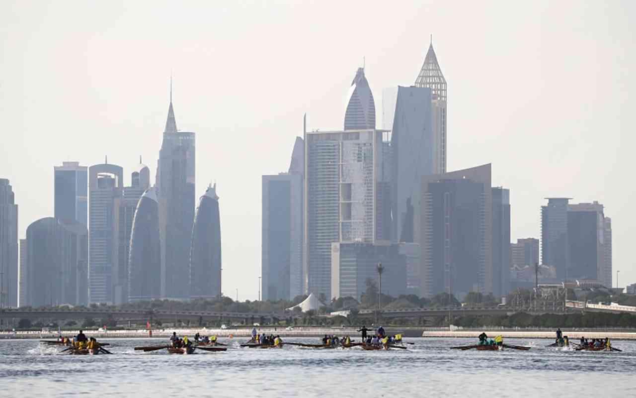 «التجديف 30 قدماً» يبحر في «القناة المائية» ويبرز معالم دبي