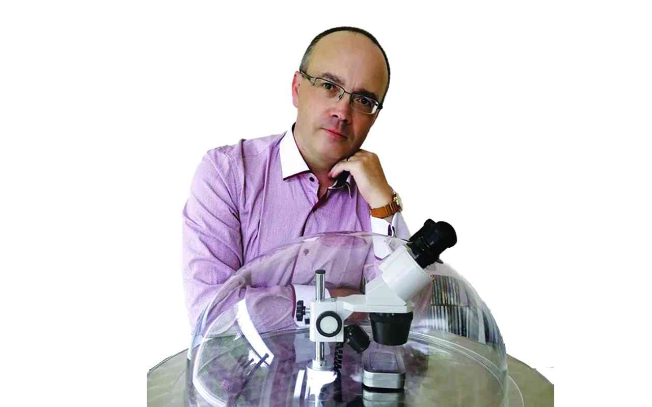 "النحات الإنجليزي ديفيد إيه ليندون"