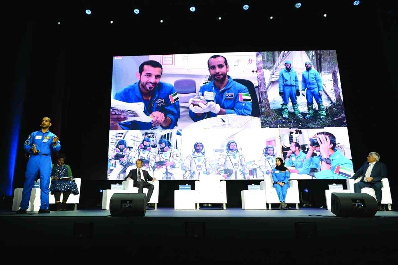 "» هزاع المنصوري متحدثاً خلال الجلسة بحضور نورا المطروشي"