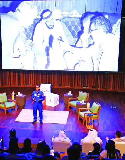 "» هزاع المنصوري متحدثاً خلال الجلسة | تصوير: إبراهيم صادق"