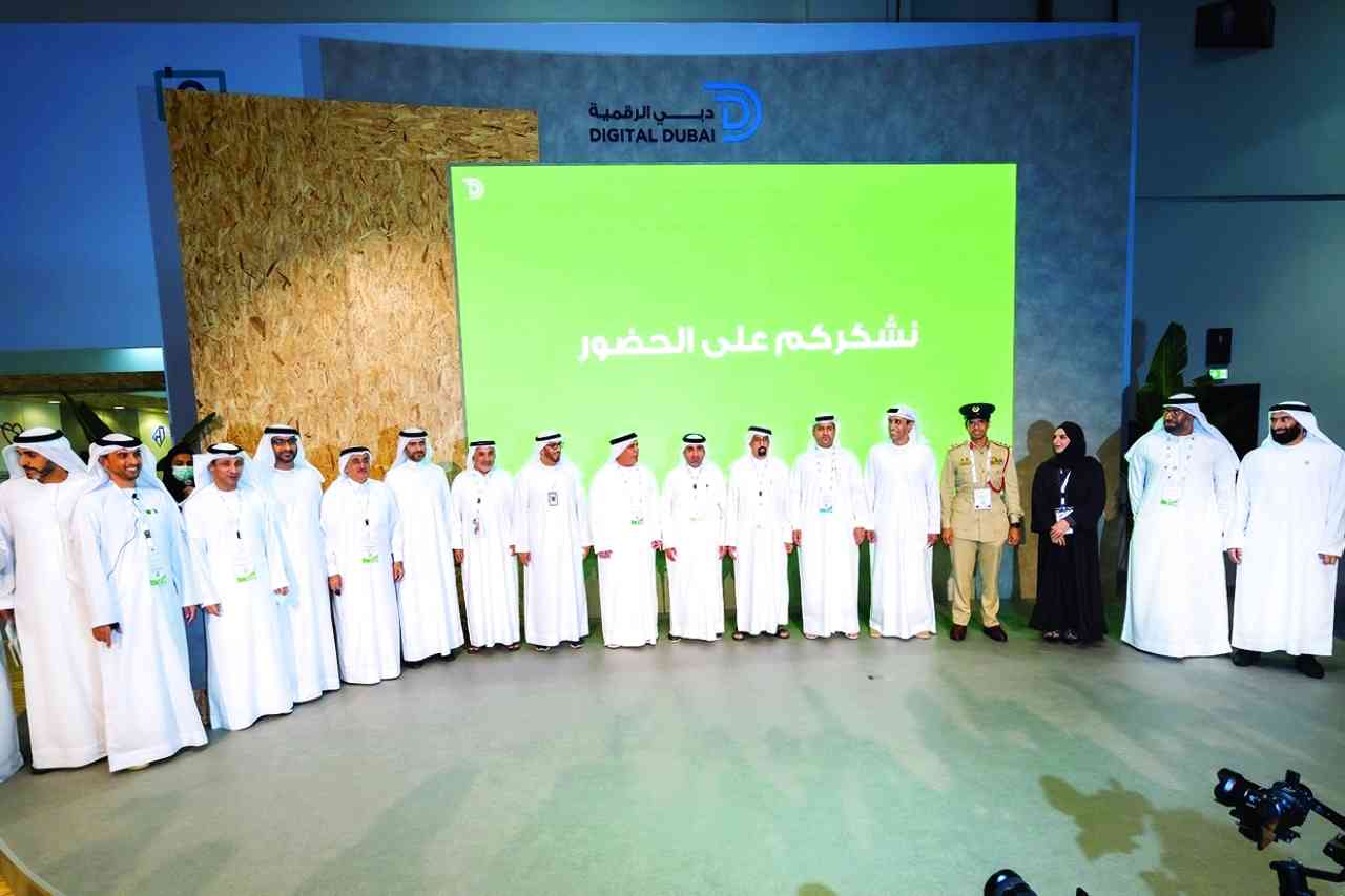 "عبد الله البسطي ومطر الطاير ومحمد المري وحمد الشيباني ولؤي بالهول وعبد الله الفلاسي وعدد من المسؤولين خلال احتفالية التكريم | من المصدر"