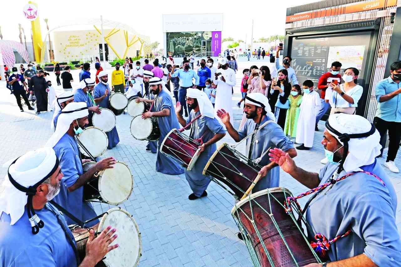 "» فرقة الشحوح تقدم فناً إماراتياً أصيلاً في إكسبو 2020 دبي | تصوير: سالم خميس"