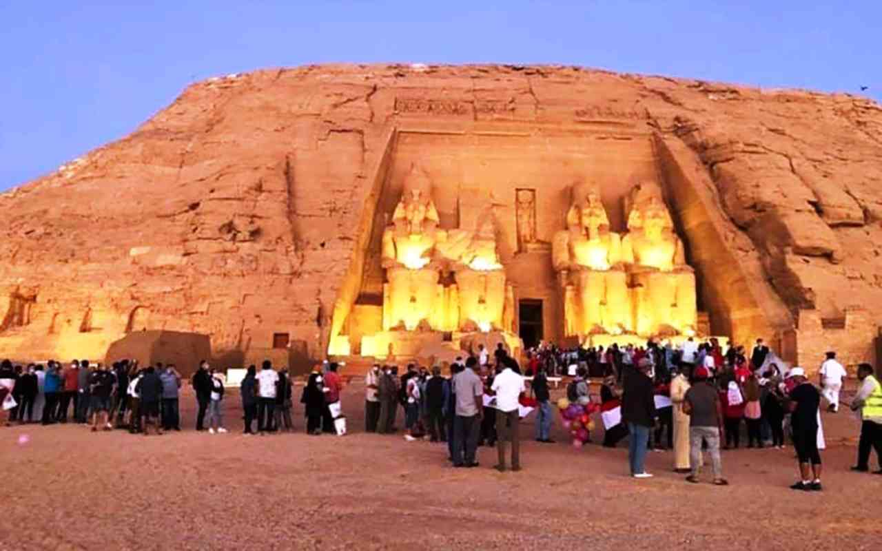 الشمس تتعامد اليوم على وجه رمسيس الثاني