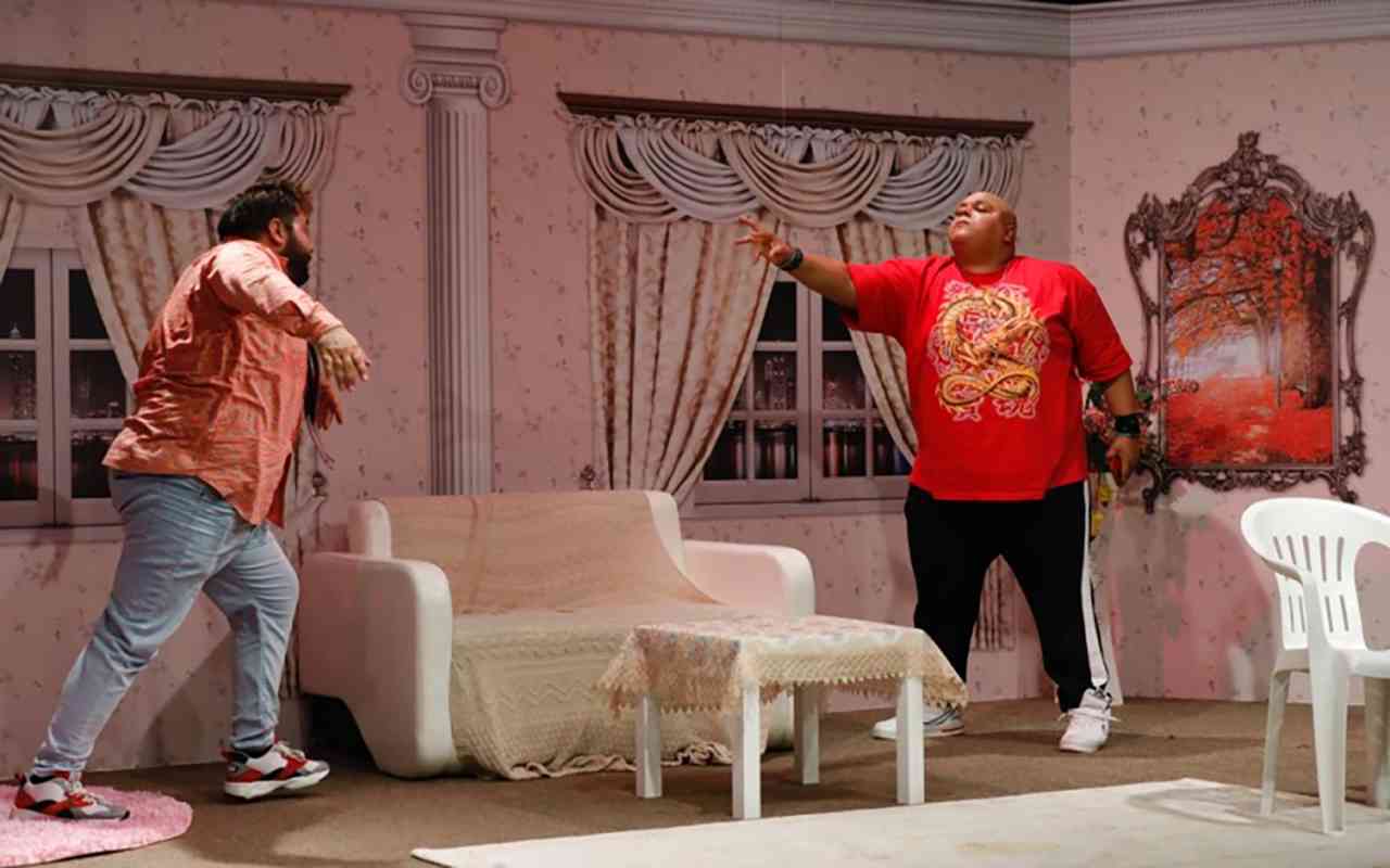 «عرسان تيك توك» على مسرح كلباء الخميس