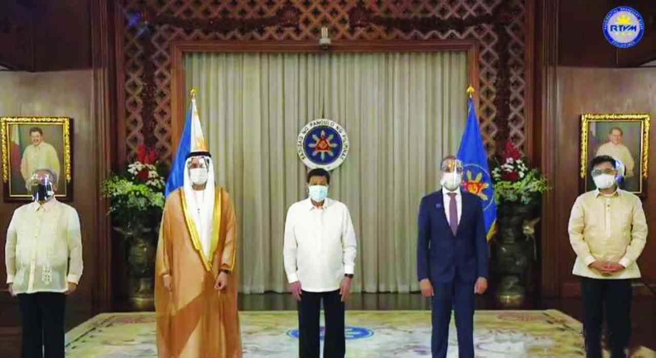 رئيس الفلبين يتسلم أوراق اعتماد سفير الإمارات