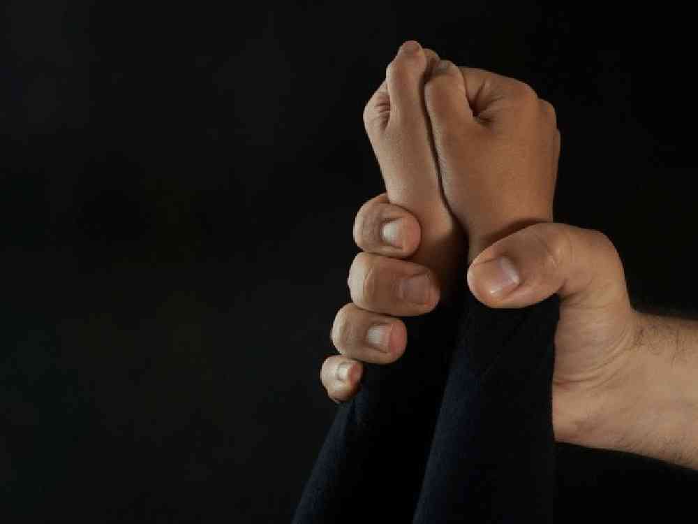 الحكم بسجن امرأة قتلت طفلة عطشاً لأنها تبول في سريرها