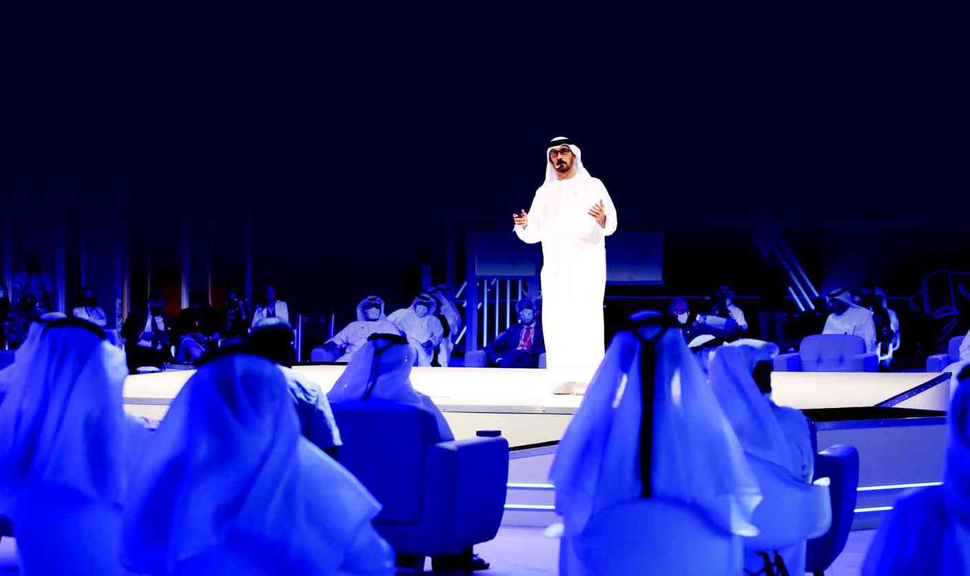 "» حسين الحمادي متحدثاً خلال الجلسة"
