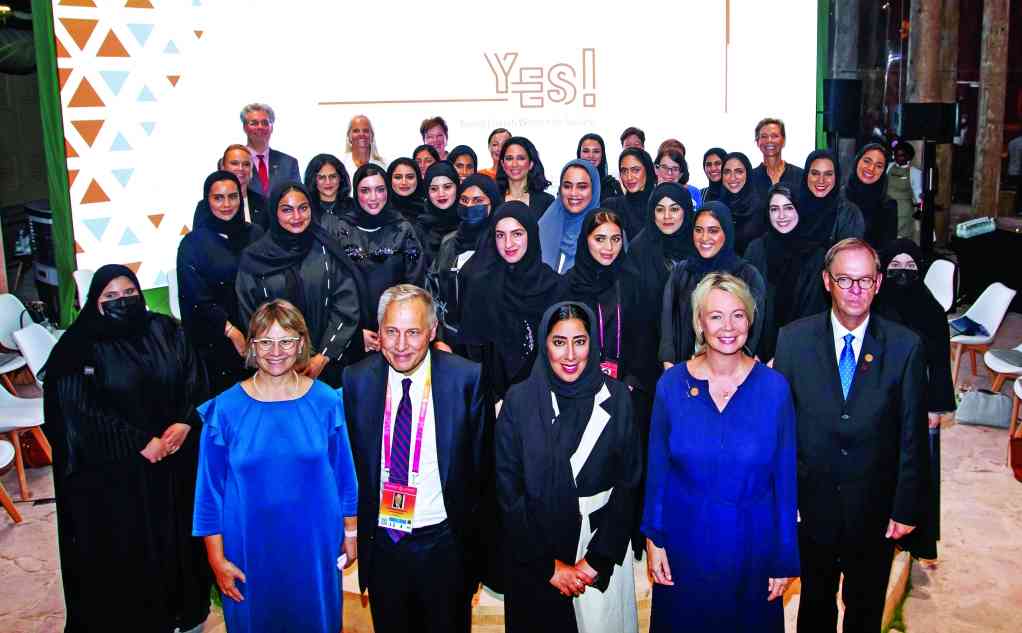 "» منى المري وسفراء دول الشمال الأوروبي في صورة جماعية مع الخريجات | من المصدر"