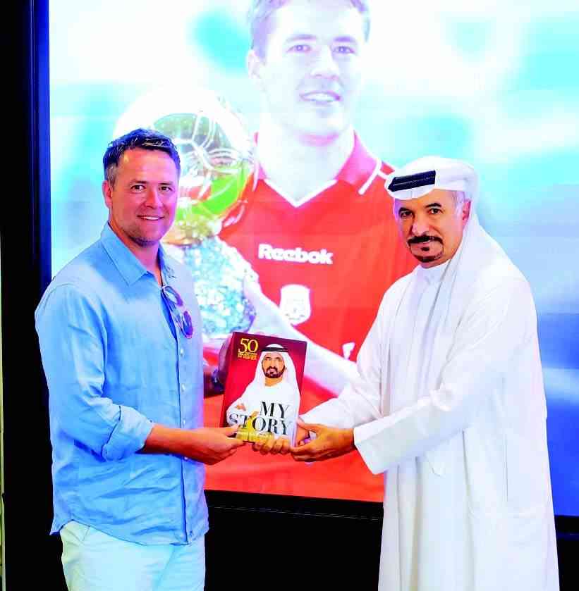 "» مايكل أوين يتلقى كتاب «قصتي»"