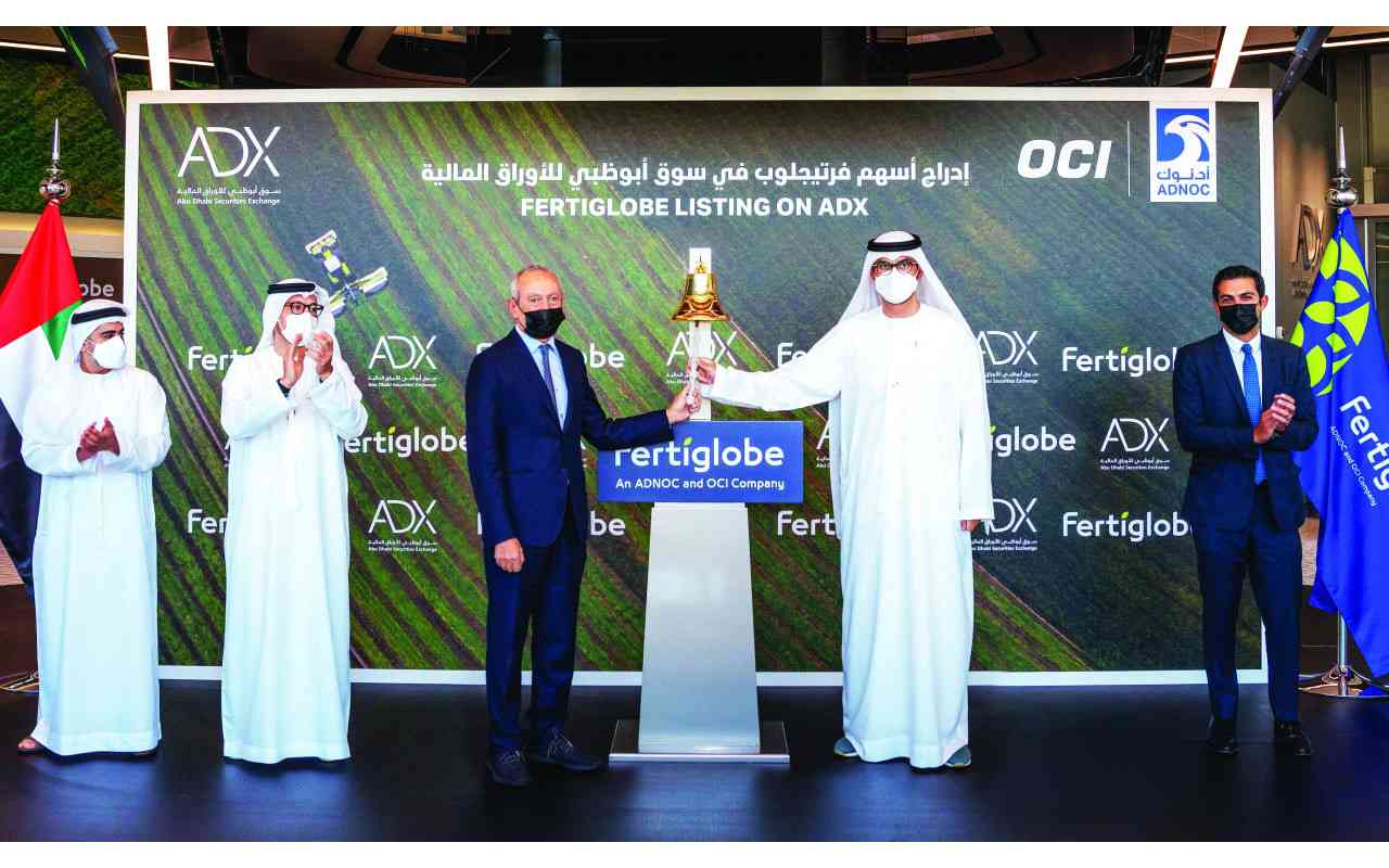 "سلطان الجابر وناصف ساويرس خلال الاحتفال بالإدراج | وام"