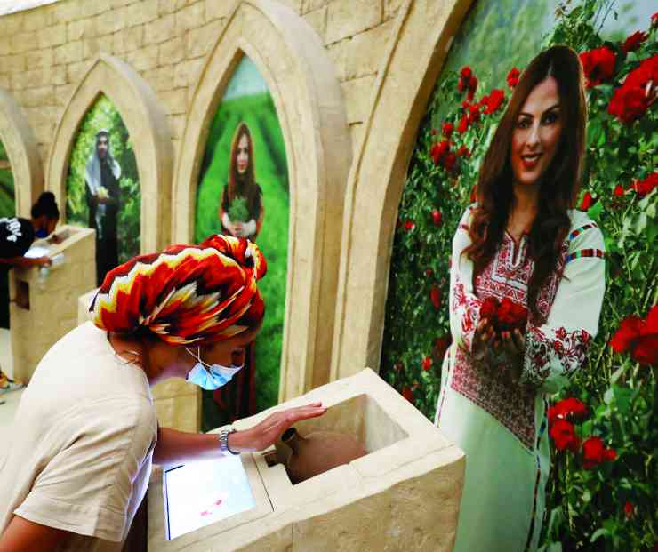 "» الزوار يتفقدون معروضات الجناح الفلسطيني"