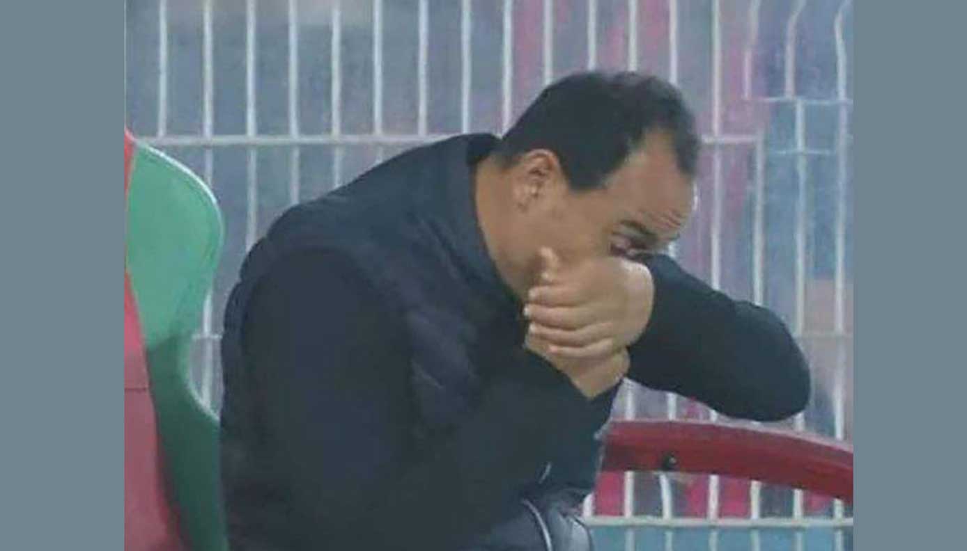 مدرب مصري يتلقى خبر وفاة والدته أثناء مباراة فريقه