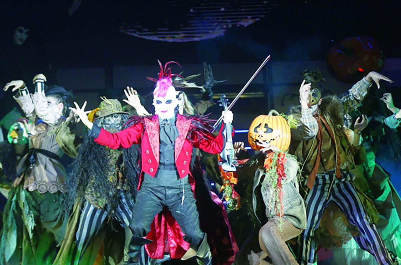 "استعراض فني احتفالاً بالهالوين على مسرح ميلينيوم في إكسبو 2020 دبي | تصوير: سالم خميس"