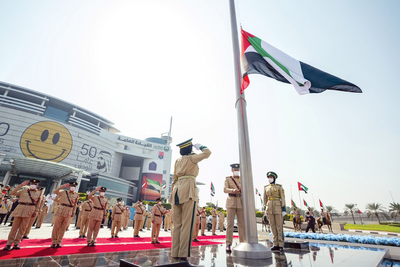 علم الإمارات خفاقاً على دوائر ومؤسسات دبي