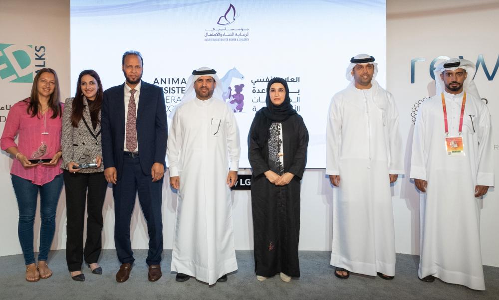 "أحمد درويش المهيري وشيخة المنصوري يتوسطان الشركاء"