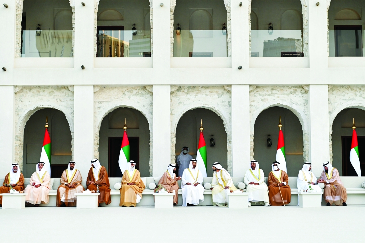 "محمد بن راشد ومحمد بن زايد خلال الحفل بحضور حمدان بن زايد وطحنون وسيف بن محمد وسعيد وعيسى ونهيان وسيف بن زايد وخليفة بن حمدان بن محمد ونهيان بن مبارك ومحمد بن حمدان آل نهيان"