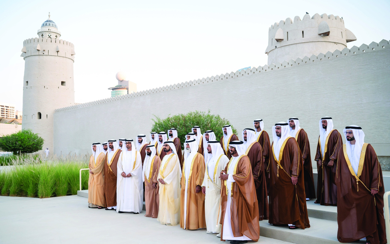 "محمد بن راشد ومحمد بن زايد في صورة جماعية خلال الحفل بحضور حمدان بن زايد وطحنون وسيف بن محمد وسعيد ومنصور بن زايد وخليفة بن حمدان بن محمد"