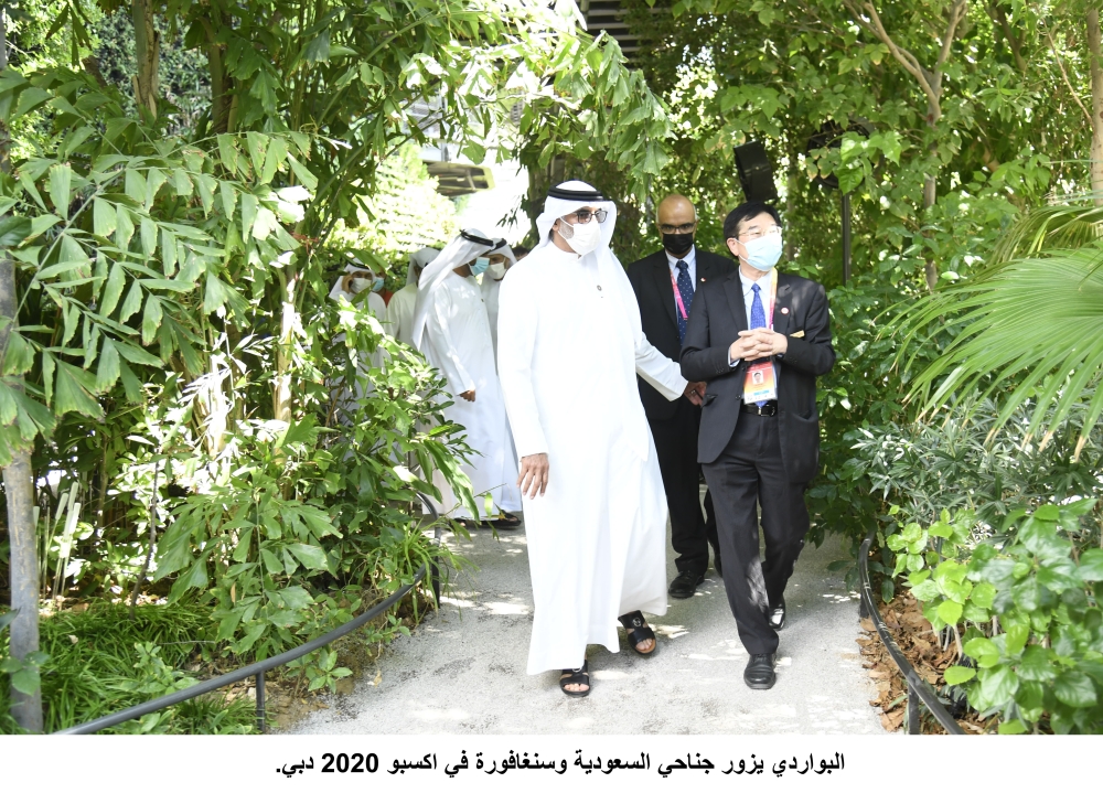 "البواردي خلال زيارته جناح سنغافورة / وام"