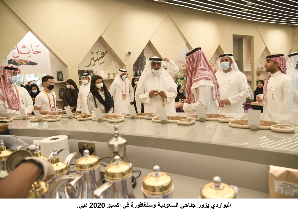 "البواردي خلال زيارته جناح السعودية / وام"