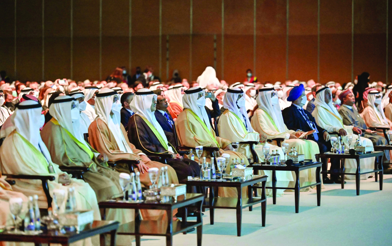 "منصور بن زايد خلال الجلسة الافتتاحية بحضور سلطان بن خليفة وخالد بن محمد بن زايد ونهيان بن مبارك وكبار المسؤولين | وام"