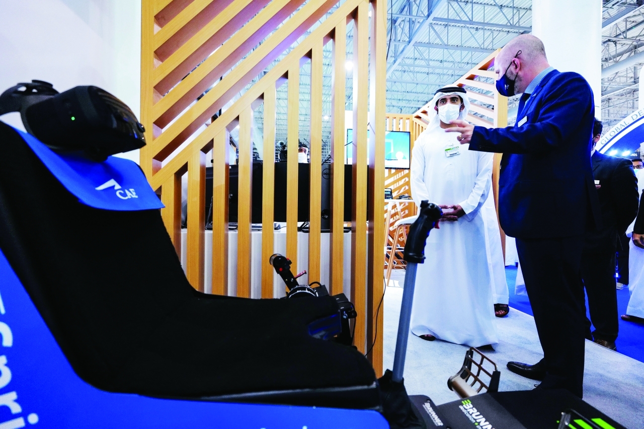 "ولي عهد دبي يطّلع على أحدث جهاز للمحاكاة"