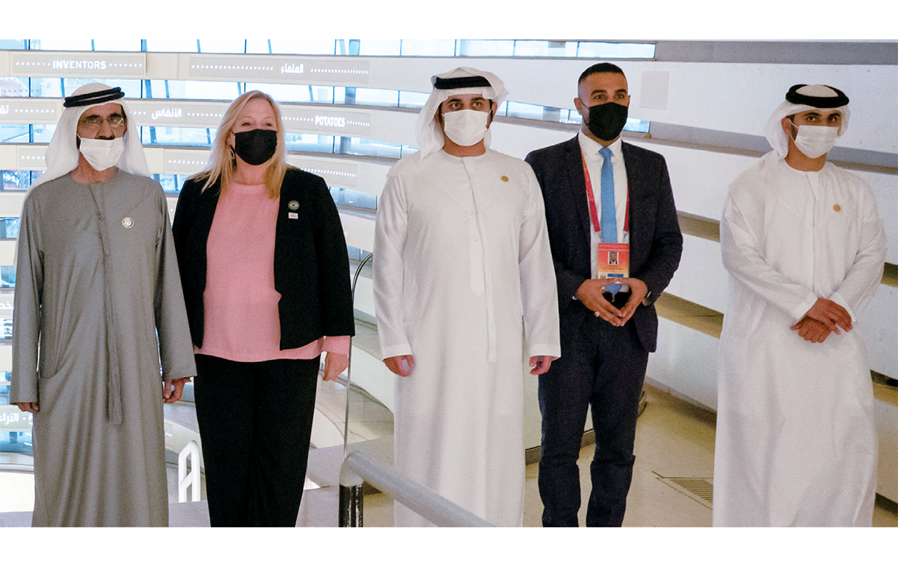 "محمد بن راشد خلال اطلاعه على جناح المملكة المتحدة بحضور مكتوم ومنصور بن محمد | تصوير: سيف محمد"