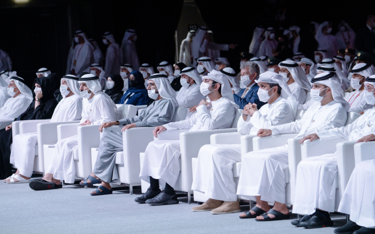 "محمد بن راشد خلال حفل تكريم الفائزين بجائزة دبي للتميز الحكومي بحضور حمدان ومكتوم بن محمد وأحمد بن سعيد ومنصور بن محمد ولطيفة بنت محمد وعبدالله البسطي | تصوير: خليفة اليوسف"