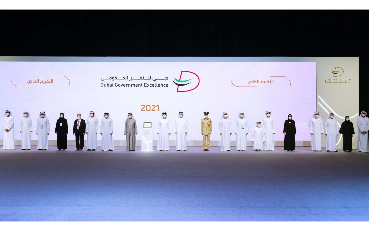 "محمد بن راشد خلال التكريم بحضور حمدان ومكتوم ومنصور بن محمد"