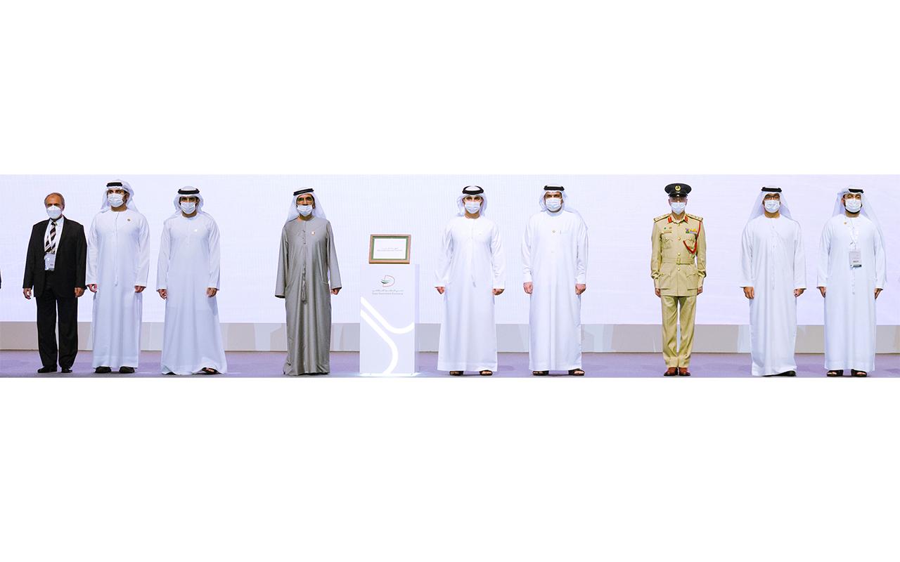 "محمد بن راشد خلال تكريم الفائزين بجوائز برنامج دبي للتميز الحكومي بحضور حمدان ومكتوم ومنصور بن محمد | تصوير : خليفة اليوسف"