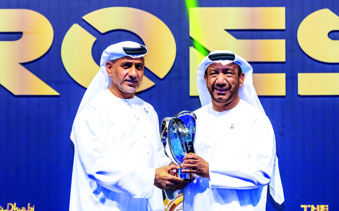 "الهاشمي يسلم الظاهري جائزة أفضل اتحاد في آسيا"