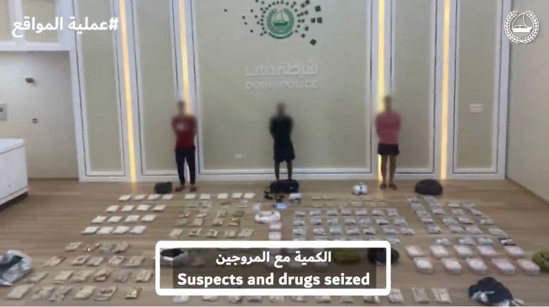 شرطة دبي تطيح بـ91 مروجاً وتكشف مواقع "طن" من المخدرات والمؤثرات العقلية المدفونة