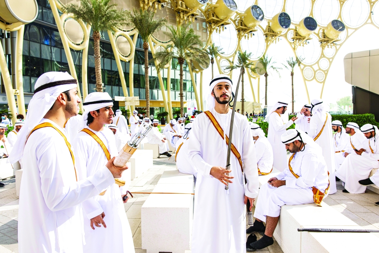 "رقص شعبي إماراتي احتفالا بعيد الاتحاد الـ50 | تصوير: غلام كاركر"