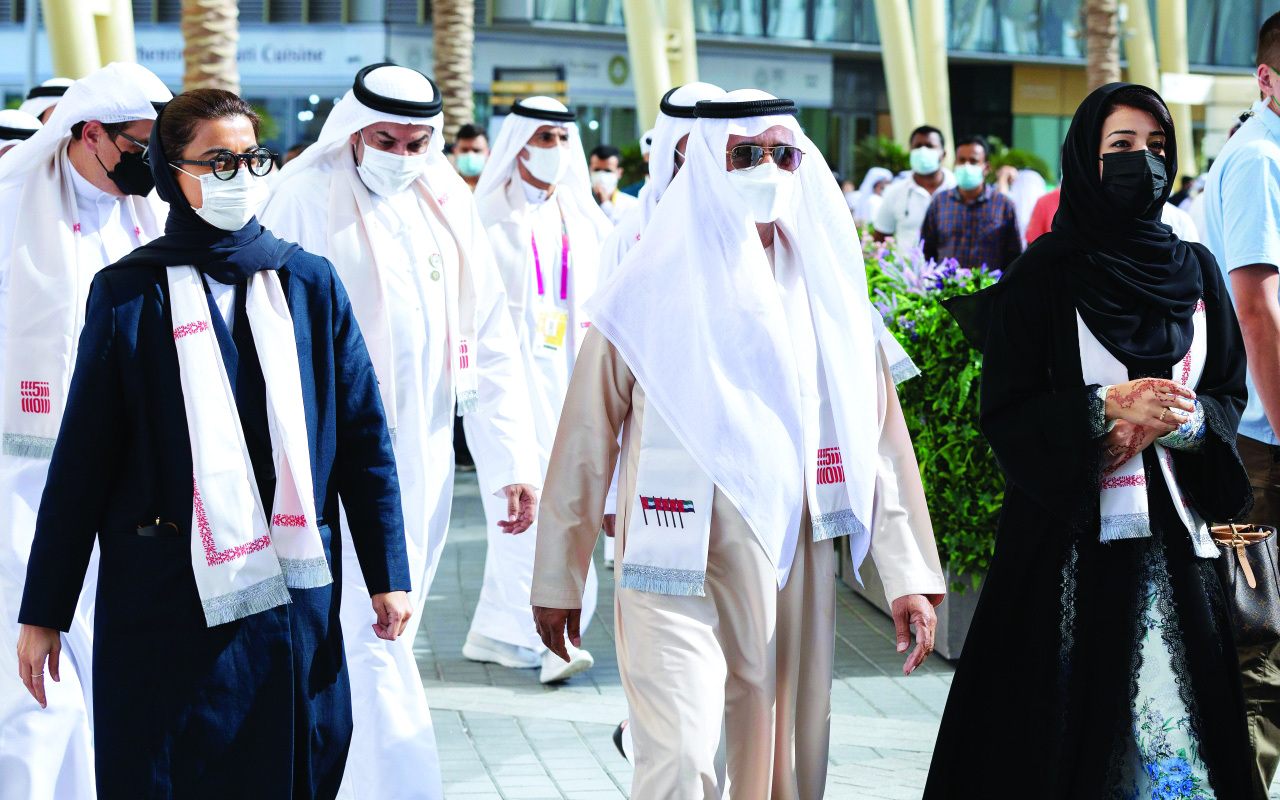 "» نهيان بن مبارك خلال مشاركته بمراسم رفع العلم في ساحة الوصل بحضور نورة الكعبي وريم الهاشمي | من المصدر"