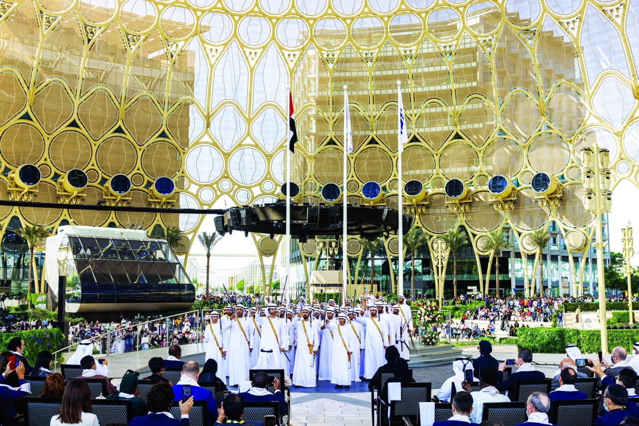 "» جانب من استعراض تراثي لفن العازي خلال المراسم | من المصدر"