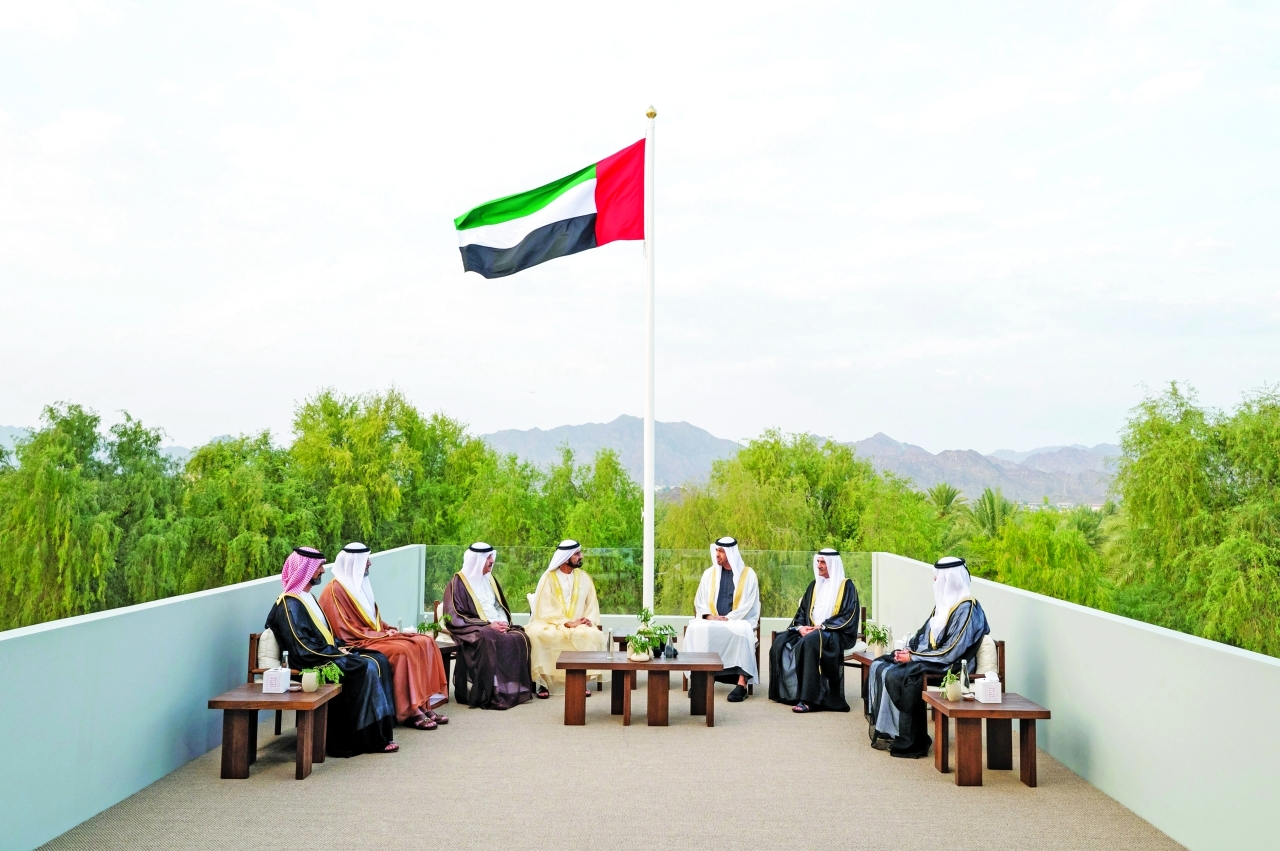 "محمد بن راشد ومحمد بن زايد وحمد الشرقي وسعود المعلا وسعود بن صقر وسلطان بن محمد بن سلطان وعمار النعيمي"